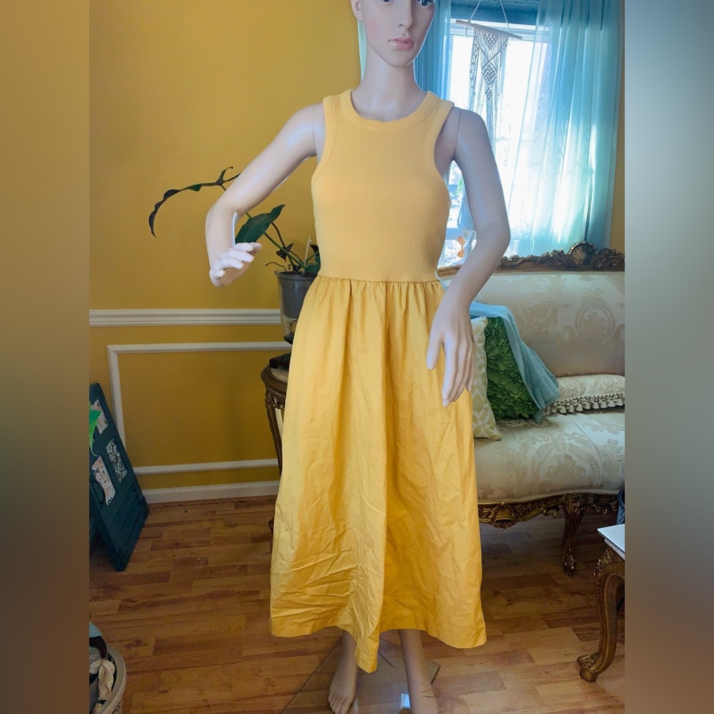 BEAUTIFUL OLD NAVY MAXI DRESS MEDIUM - LIKE NEW gently used. Cute!